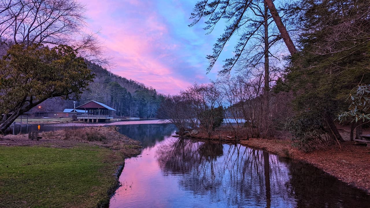 <b>Blairsville -</b> Brasstown Bald y 
<b><a href="https://gastateparks.org/Vogel">Vogel State Park</a></b> son grandes escapadas en esta zona. Para más aventuras al aire libre, visita el área recreativa de DeSoto Falls y el área arqueológica TrackRock. Monta a caballo, admira las múltiples cascadas en el área o camina por una franja del sendero de los Apalaches.