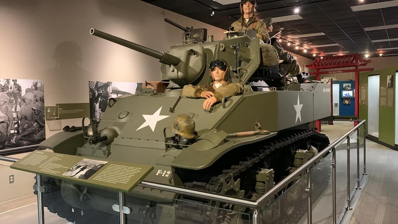 <b>Third Infantry Division Museum (Hinesville):</b>
<br>
<b>Sitio web</b>: 
<a href="https://history.army.mil/museums/fieldMuseums/fortStewart_3rdInfDiv/index.html">https://history.army.mil/museums/fieldMuseums/fortStewart_3rdInfDiv/index.html</a> 
<br>
<b><a href="https://maps.app.goo.gl/Xfhupu8jWLJuWK3s5">Cómo llegar</a> </b>
<br>
<br>El Museo de la Tercera División de Infantería en Hinesville está ubicado en Fort Stewart, la base militar más grande al este del río Mississippi. Dentro del museo, el patrimonio militar del condado de Liberty se exhibe en exhibiciones en constante cambio que presentan objetos de la Primera Guerra Mundial, la Tormenta del Desierto y operaciones militares actuales.