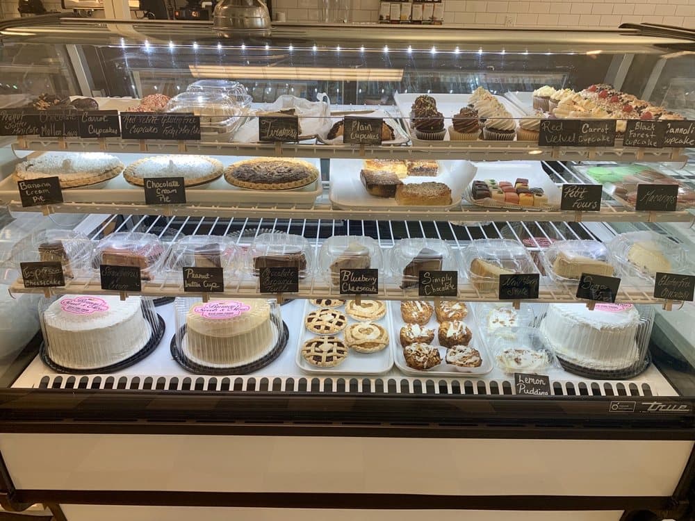 <b>Burney's Sweets & More</b>
<br>Dirección: 4500 Falls Of Neuse Rd Ste 100 Raleigh, NC 27609
<br>Teléfono: (919) 298-2800
<br>Sitio web: 
<a href="https://www.burneyssweetsandmore.com/raleigh-nc">https://www.burneyssweetsandmore.com/raleigh-nc</a> 
<br>
<b><a href="https://www.yelp.com/map/burneys-sweets-and-more-raleigh">Cómo llegar</a></b>
<br>
<br>Es un “panadería de propiedad local y familiar que sirve la receta original de Burney Glazed and Filled Croissants, pasteles de 15 capas, tartas, galletas, cupcakes, donas, pasteles, helados y café”, según sus propietarios.