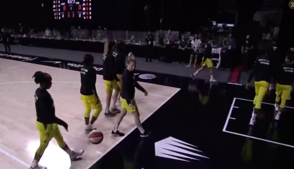 La protesta contra el racismo en la WNBA fue abandonar la ceremonia del himno en el primer partido de la temporada.