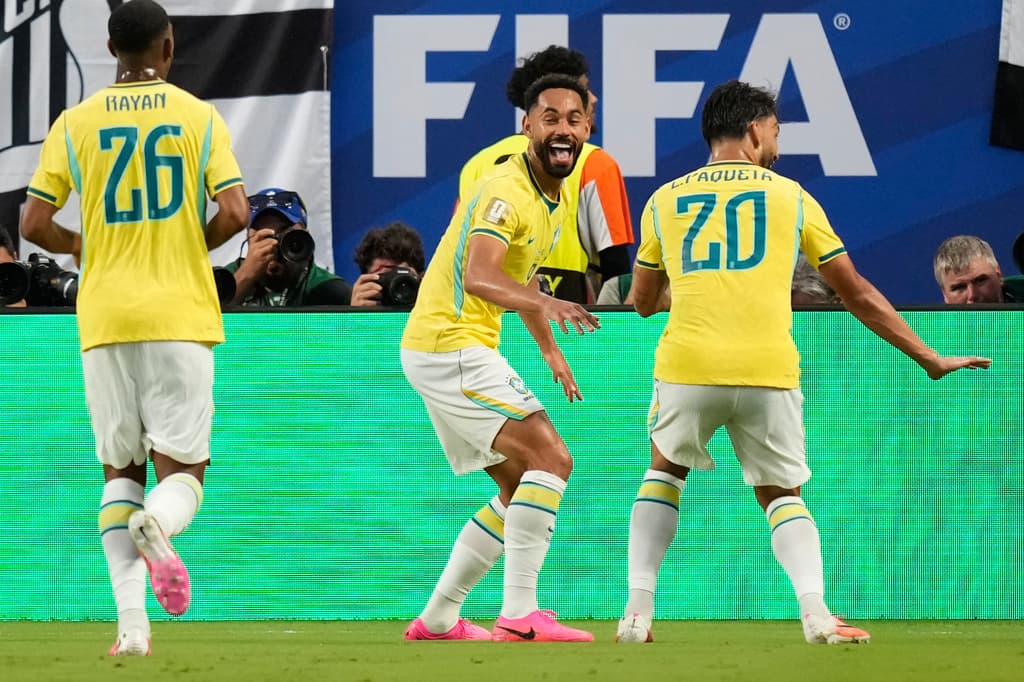 El brasileño Matheus Cunha celebra con sus compañeros tras marcar el tercer gol