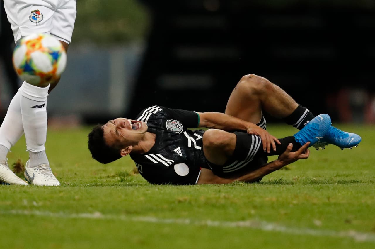 Hirving Lozano abandonó el terreno de juego después de recibir varias faltas, presentó molestias y tuvo que abandonar el terreno de juego. Pone en duda su participación este sábado con el Napoli.