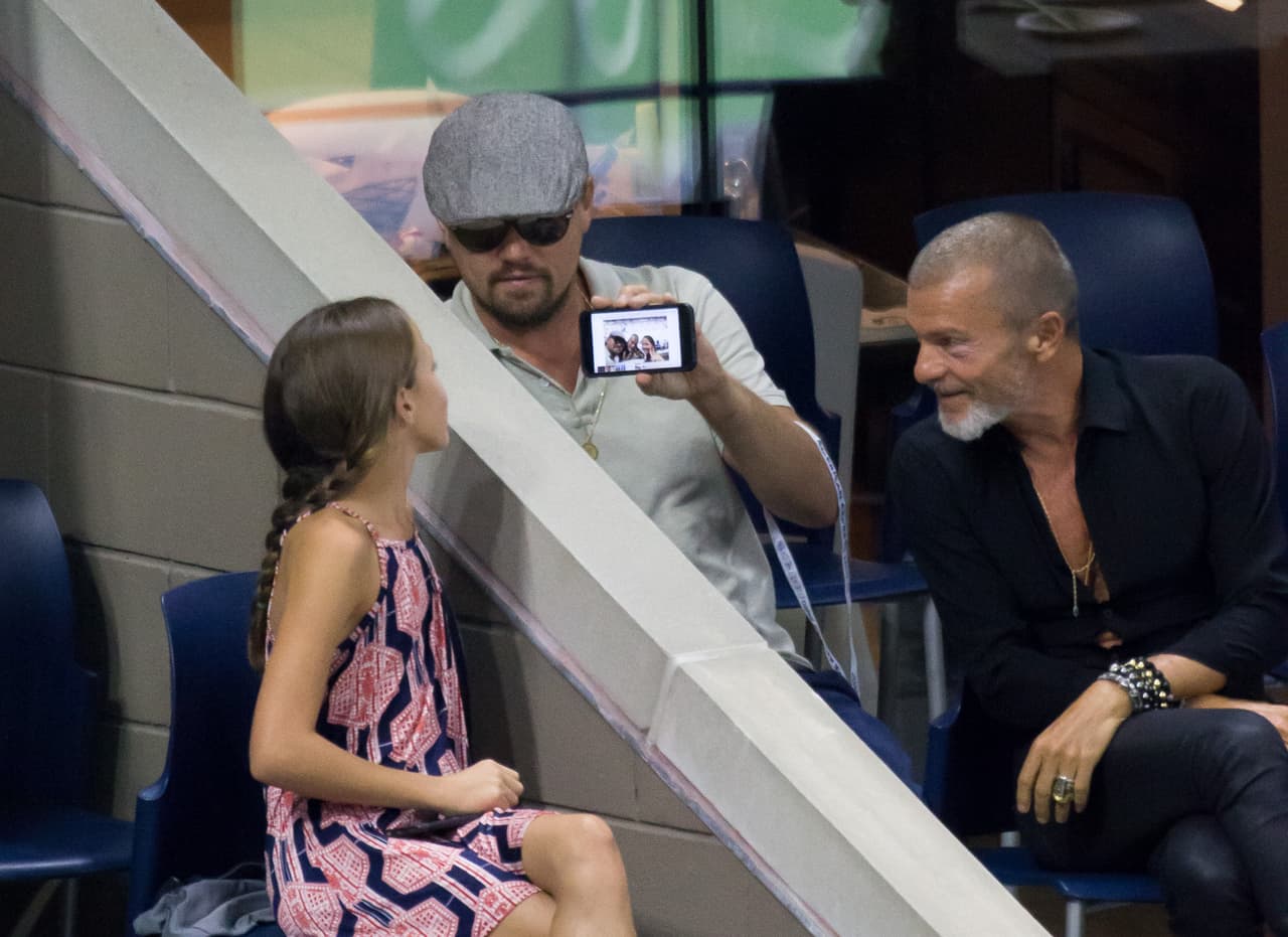 Leo se la mostró a la niña para que la aprobara.