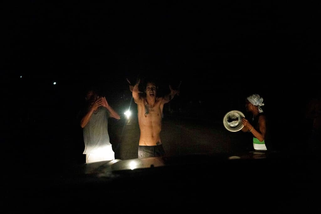 Los expertos dijeron que el apagón total tras el paso de Ian mostró la vulnerabilidad de la red eléctrica de Cuba y advirtieron que solucionar el problema requerirá tiempo y recursos, cosas que el país no tiene. Ante la presión social, 
<b>el gobierno cubano pidió ayuda el viernes a la Casa Blanca por la emergencia que vive la isla</b>, una solicitud muy inusual dadas las convulsas relaciones entre ambos países.