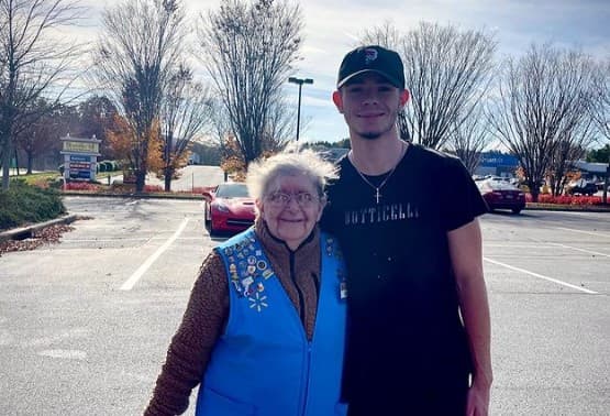 TikToker recauda más de $180,000 para que se jubile una abuela que trabaja en Walmart 