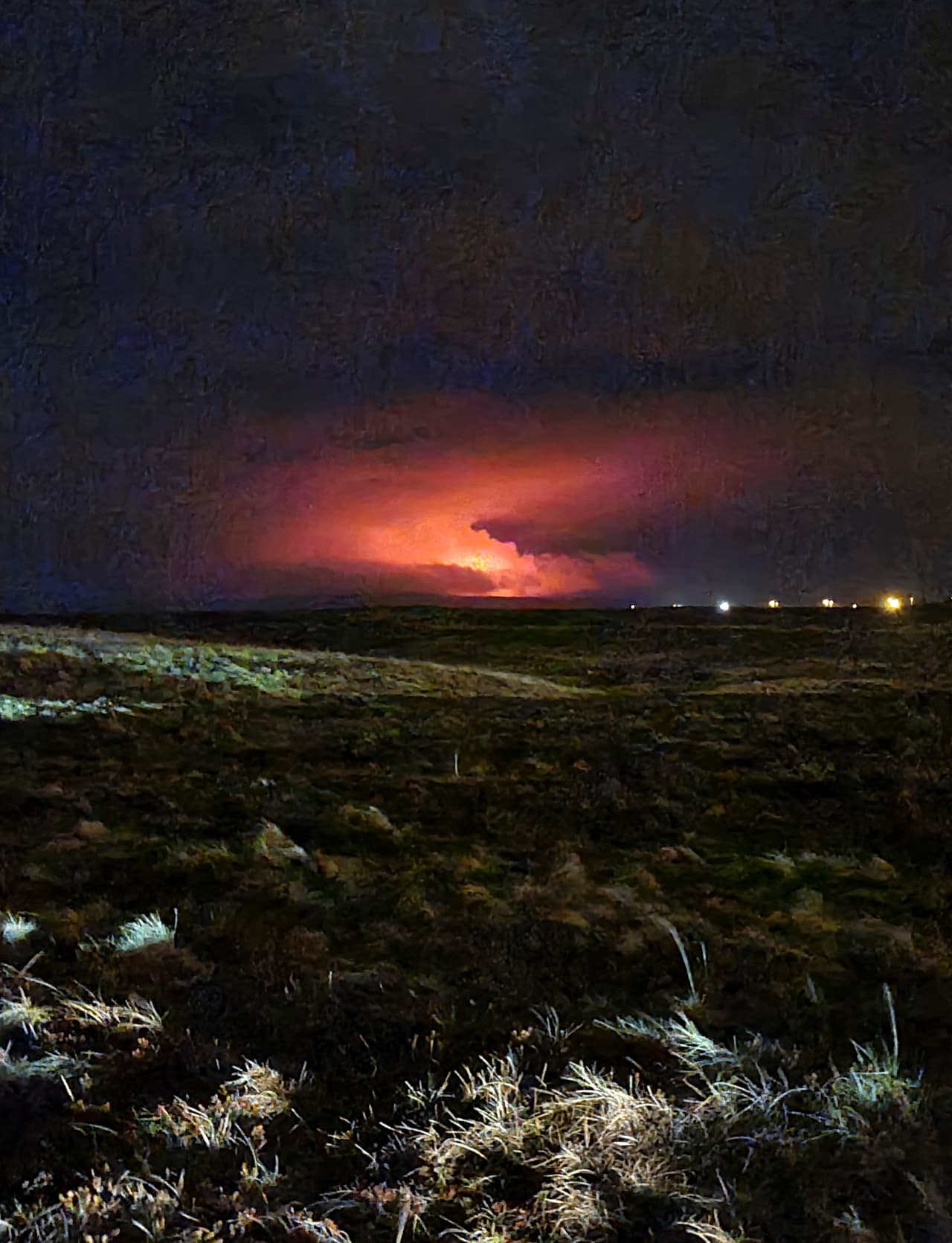 Era posible ver el brillo de la lava desde las afueras de la capital de Islandia, Reikiavik, que se ubica a unos 32 kilómetros (20 millas) de distancia.