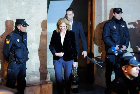 La infanta Cristina explicó durante seis horas y media de declaración judicial por el caso Nóos que se desentendió de la gestión de Aizoon, la empresa que creó al 50 % con Iñaki Urdangarin, porque confiaba plenamente en su marido, informaron fuentes jurídicas. La infanta se desligó de la administración de la sociedad familiar y aseguró que no participó en ninguna actividad del Instituto Nóos, la entidad a través de la cual Urdangarin presuntamente malversó fondos públicos. Durante el detallado interrogatorio de Castro, el primer juez que ha imputado a un miembro de la Familia Real española, la infanta admitió que hizo gastos personales con la tarjeta de crédito de Aizoon, porque entendía que no era ilegal y ha detallado que dispone de tres o cuatro tarjetas de esa clase, negando que ella o su marido tengan ninguna cuenta en paraísos fiscales y que el motivo de su presencia en la empresa que compartía con su marido fuese actuar de escudo ante Hacienda, algo que hubiera rechazado por principios. También aseguró que cuando el asesor del Rey José Manuel Romero le pidió en 2006 a Urdangarin que abandonara el Instituto Nóos, ella entendió que se trataba de evitar la mala imagen que podía acarrear que la entidad se viera envuelta en polémicas políticas, pero no pensó que su marido hiciera nada ilícito. Ella dijo que los 1,2 millones de euros que recibió de su padre para la compra de la casa del matrimonio en la ciudad de Barcelona son un préstamo que está devolviendo poco a poco.