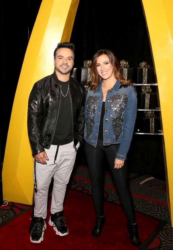 La periodista de raíces hondureñas no dudó en posar junto al cantante de 'Despacito'.