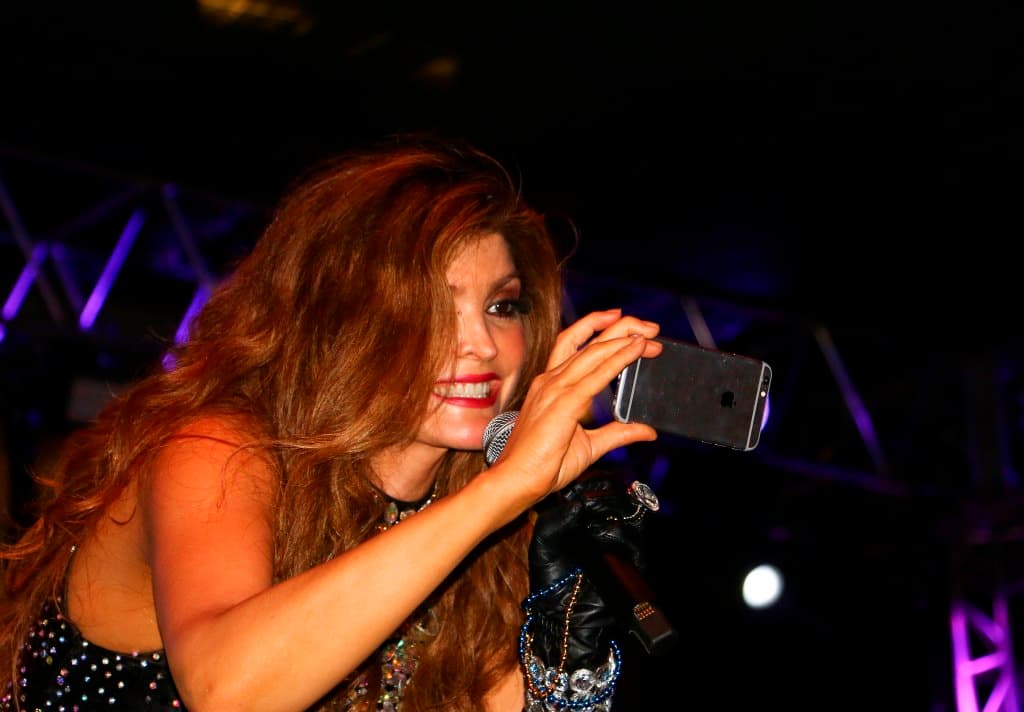 Ana Bárbara fue una de las artistas latinas que apoyó a la comunidad gay.