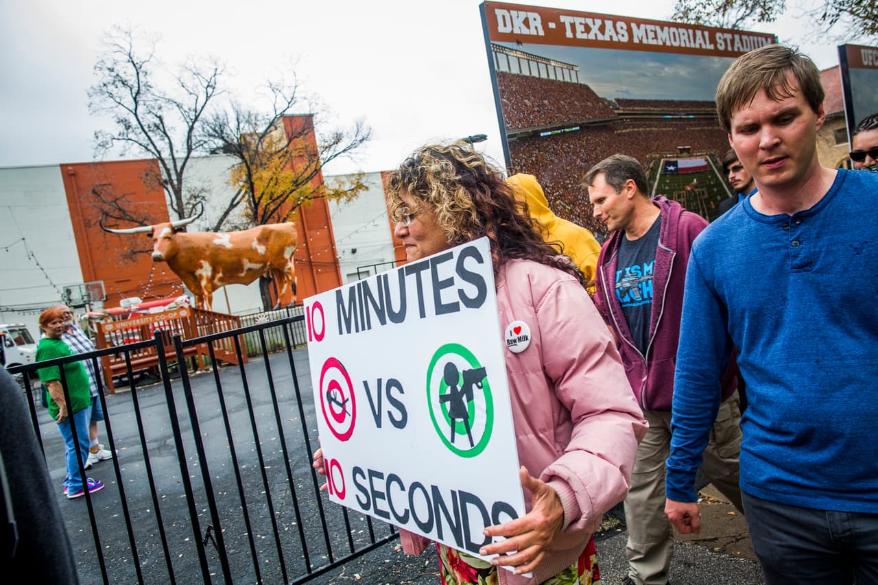 Activistas a favor del porte de armas se manifiestan en la Universidad de Texas en Austin.