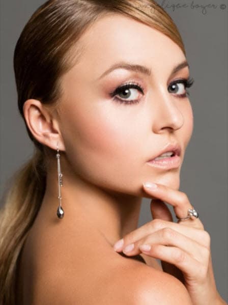 La actriz reveló que
<b><a href="https://www.univision.com/programas/series/angelique-boyer-quiere-protagonizar-la-bioserie-de-maria-felix-fotos">le gustaría interpretar a María Félix</a></b> porque tienen cosas en común: "Sí me encantaría, claro, imagínate personificar, ¡wow!, sería algo impresionante, un sueño como actriz y como mexicana por supuesto. Sería algo delicioso desmenuzar su personalidad y hacerlo dignamente", dijo para los medios de prensa mexicanos.