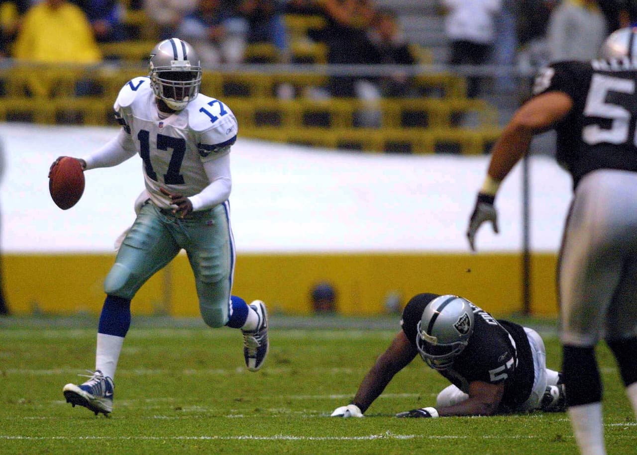 Quincy Carter, quarterback de los Dallas Cowboys busca a quien lanzarle el balón durante el primer cuarto del partido contra Oakland Raiders en México.
