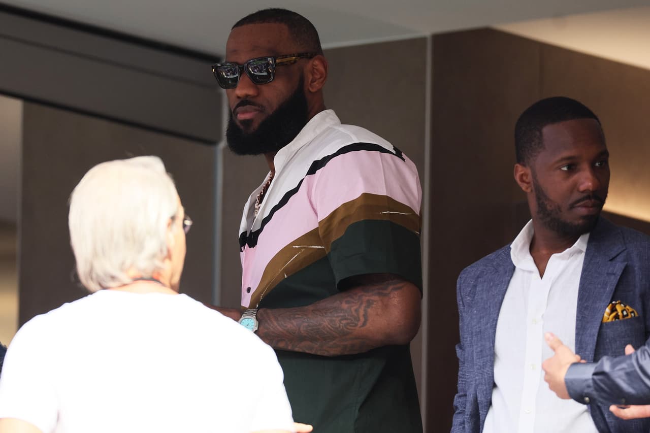 Después de convertirse en el máximo anotador de puntos en la historia de la NBA, LeBron James apareció en uno de los palcos del SoFi Stadium.