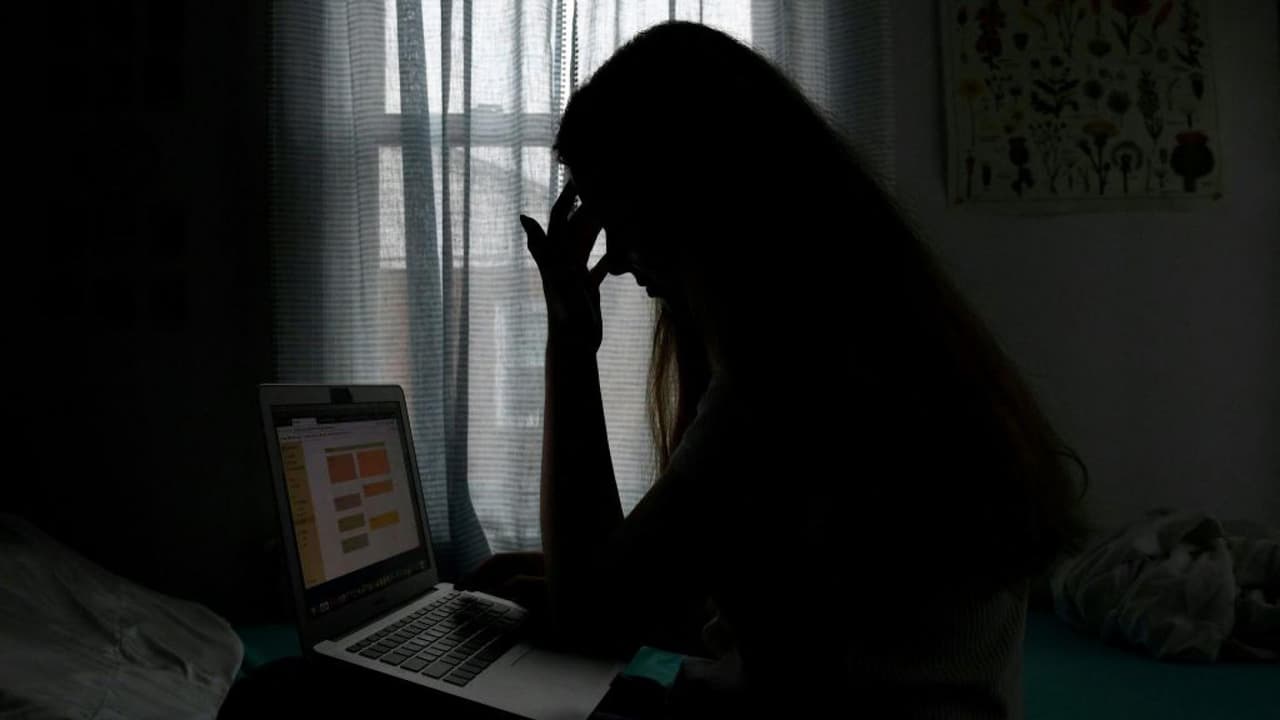 De acuerdo con una encuesta realizada a 17,000 jóvenes por los Centros para el Control y Prevención de Enfermedades, el 57% de las estudiantes mujeres señalaron tener sentimientos persistentes de tristeza o depresión, mientras que el 30% afirmó haber tenido pensamientos suicidas. Asimismo, el informe reveló un aumento en las visitas de los menores a salas de urgencias por crisis de salud mental. 
<b><a target="_blank" href="https://vix.com/es-es/canales/channel-callsign-frequancy-news-24-7?utm_medium=internal_referral&utm_source=univision&utm_campaign=evergreen&utm_content=ed_news&utm_term=video">Puedes ver en ViX más noticias gratis.</a></b>