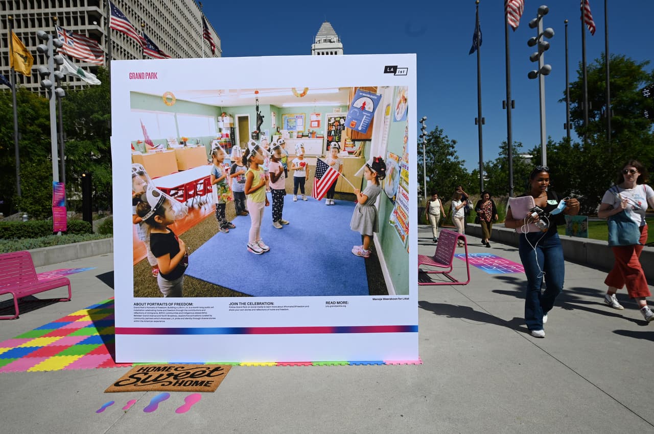 En Grand Park en el centro de Los Ángeles, "Child Care, Unfiltered", una exhibición al aire libre, presentó una muestra fotográfica de imágenes tomadas por trabajadores de cuidado infantil, con las cámaras que les dieron los periodistas locales durante la pandemia Covid-19. 
<br>
<br>
<br>
<br>