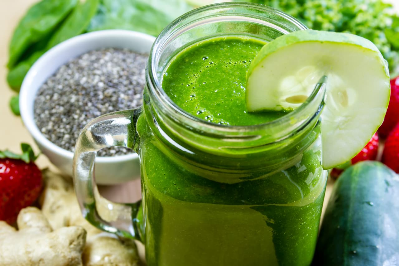 Licuado verde. Mezcla algunas hojas verdes como lechugas y coles verdes junto con algunas frutas para hacer un licuado muy apetitoso con el que te aseguras de ingerir todos los nutrientes que necesitas en tu cuerpo, pero disfrutando al mismo tiempo.