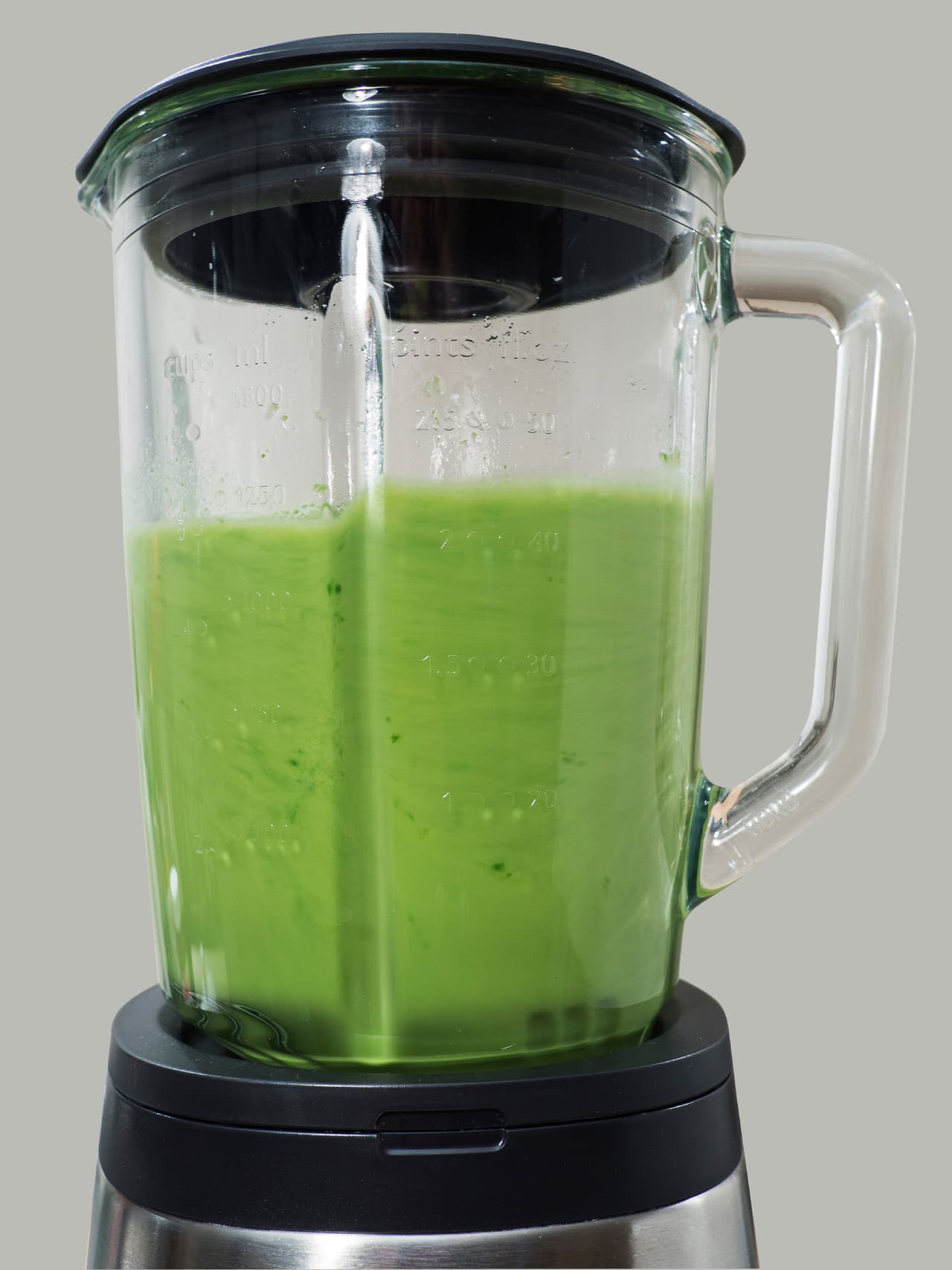 Para su elaboración, sólo es necesario mantener la licuadora a velocidad media a rápida, de forma tal que todos los ingredientes se integren de manera uniforme.