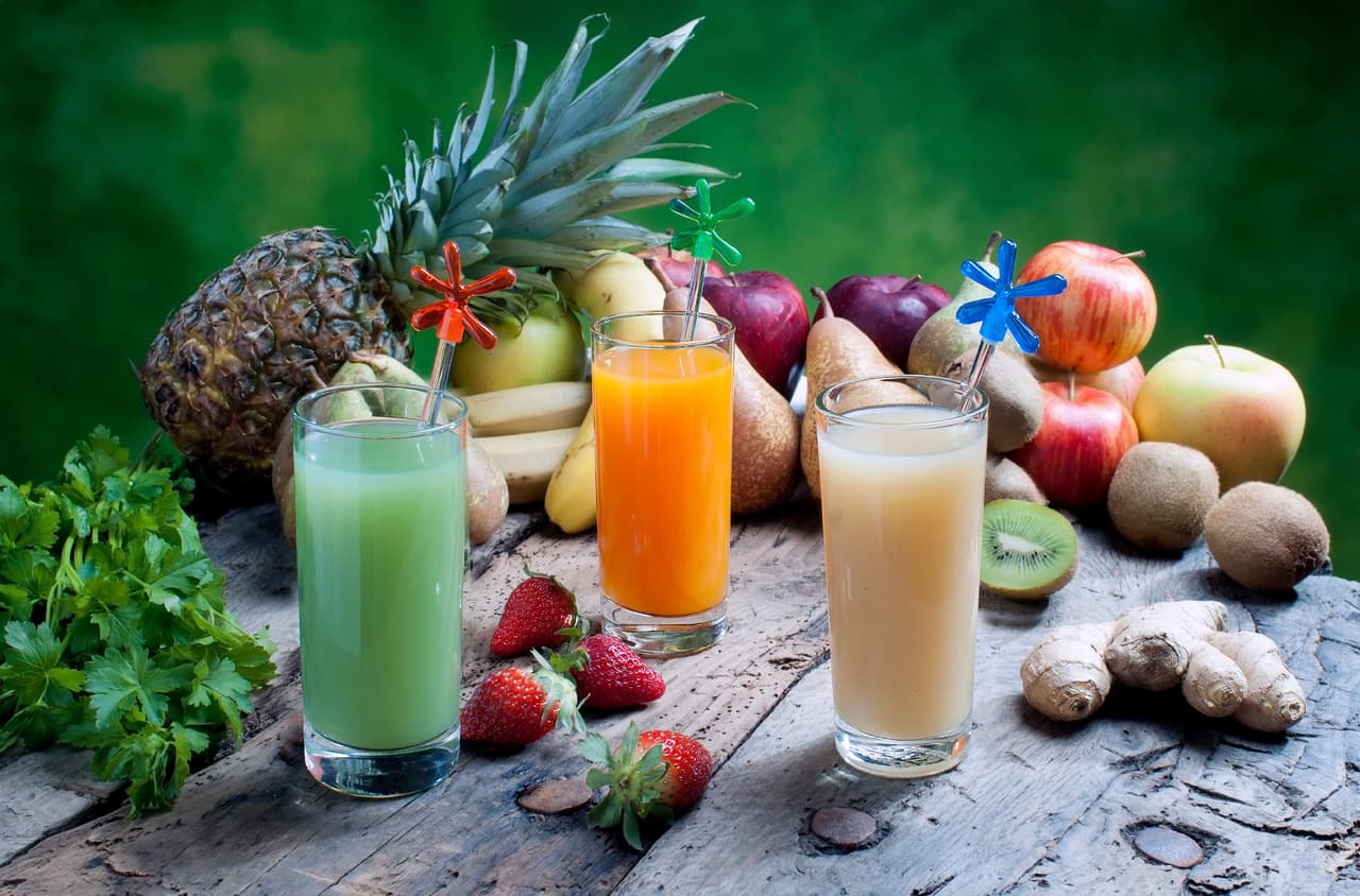 Los licuados son las bebidas que se elaboran con leche, fruta o cereal. Por lo regular el líquido es lo que ocupa la mayor parte de la mezcla.