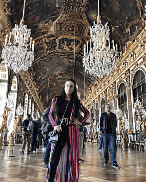 Aún estando de viaje, Inés Gómez Mont no olvida la parte glamurosa que siempre la ha caracterizado.