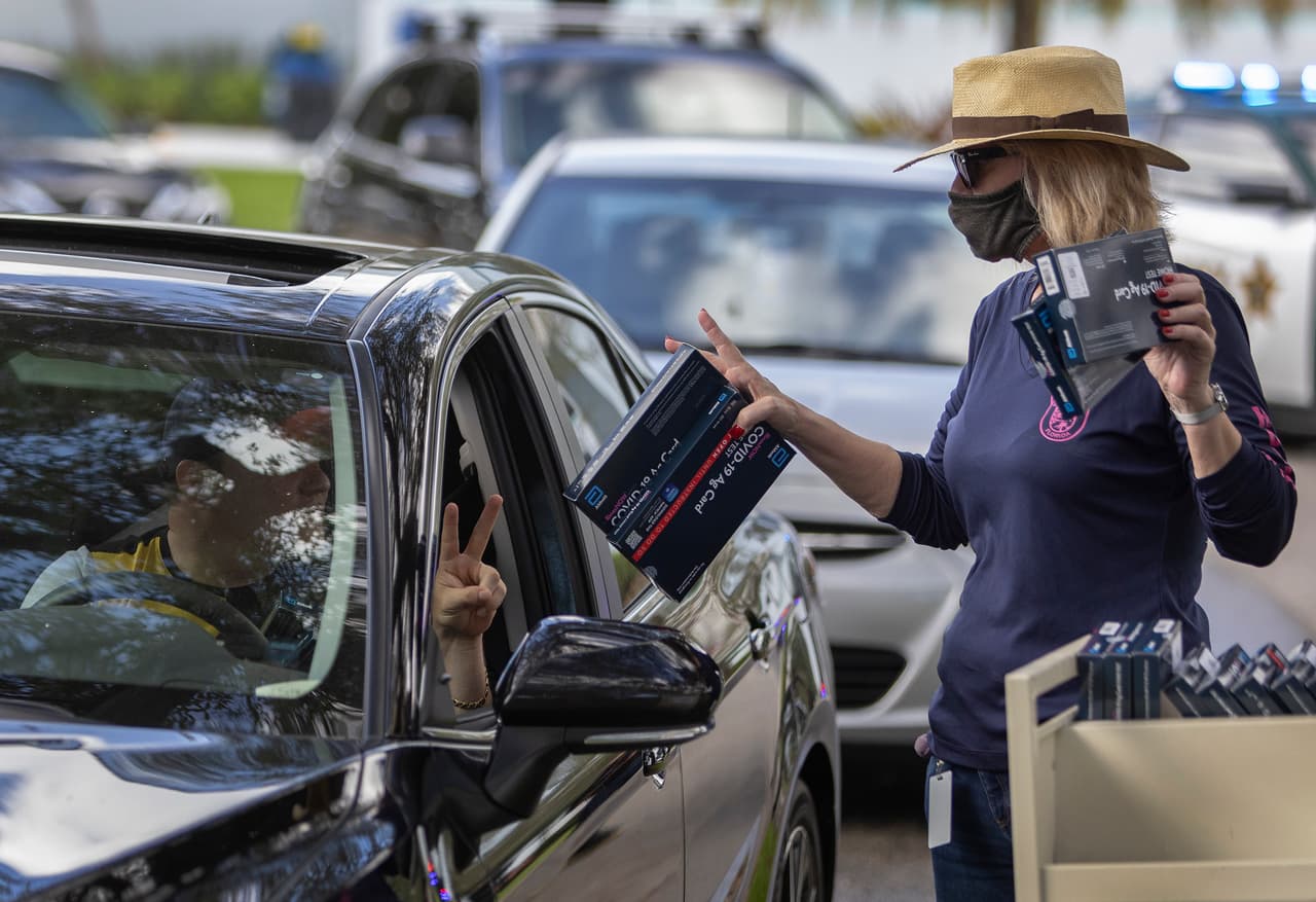 Especialistas explican 
<a href="https://www.univision.com/local/miami-wltv/covid-19-influenza-o-gripe-asi-distinguir-sintomas" target="_blank">cómo distinguir la diferencia entre gripe, influenza y covid-19</a>. 
<br>