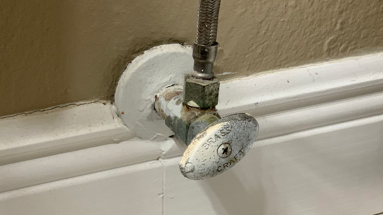 También puedes dejar que los grifos goteen lentamente durante el frío extremo para ayudar a evitar que el agua se congele y rompa las tuberías.