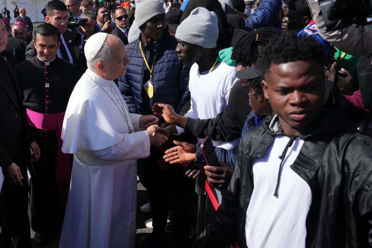El papa vuelve a defender a los migrantes desde Canarias en los últimos actos de su visita a España
