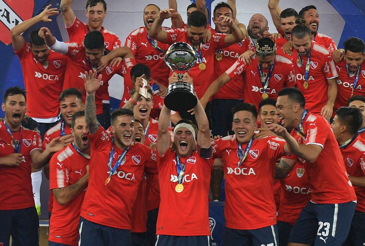 Independiente de Avellaneda tiene 17 títulos con dos Intercontinentales, siete Libertadores, dos Sudamericanas, una Recopa, una Supercopa y una Copa Interamericana.