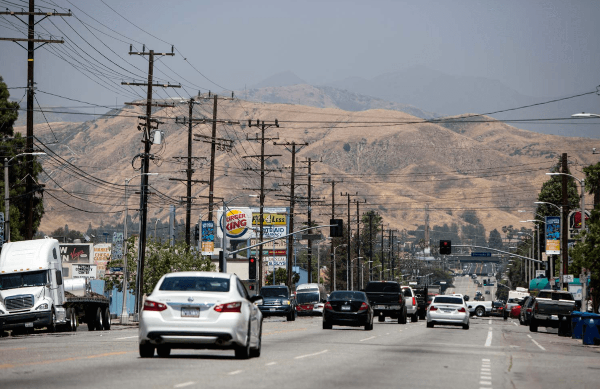 Los vehículos circulan a través del Valle de San Fernando, en Los Ángeles, California. Con más de 1.7 millones de habitantes, es una de las expansiones suburbanas más grandes de California.