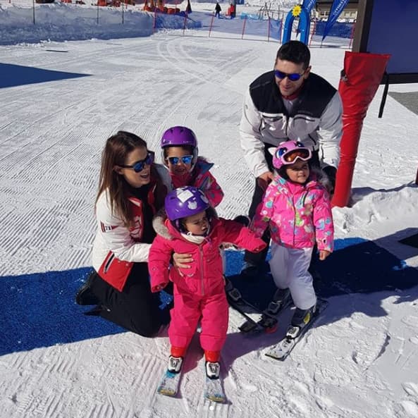 Las tres tomaron clases de patinaje y de esquí con su papá.