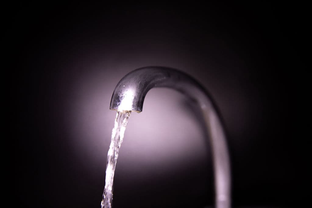 La polémica del fluoruro en el agua potable de Florida: Por qué Hillsborough votó por mantenerlo