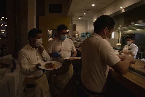 Los restaurantes pueden sentar hasta un máximo de 10 personas en una misma mesa.