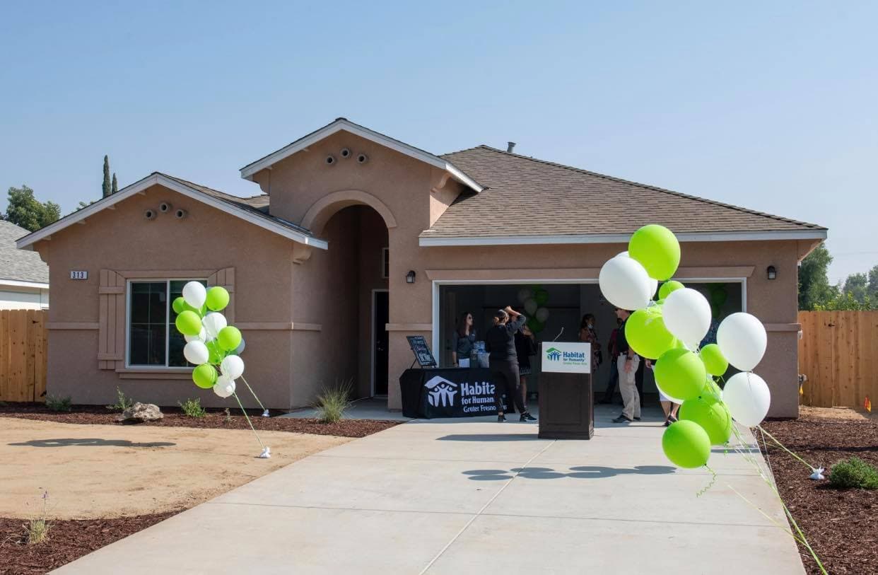 La organización Habitat for Humanity ofrece 
<b>programas para familias de bajos ingresos</b>, y que tengan necesidad de vivienda. Para ser elegibles a este programa, las familias deben pasar por una evaluación exhaustiva de necesidades, calificar para un préstamo hipotecario y dedicar al menos 500 horas de sudor (voluntariado).