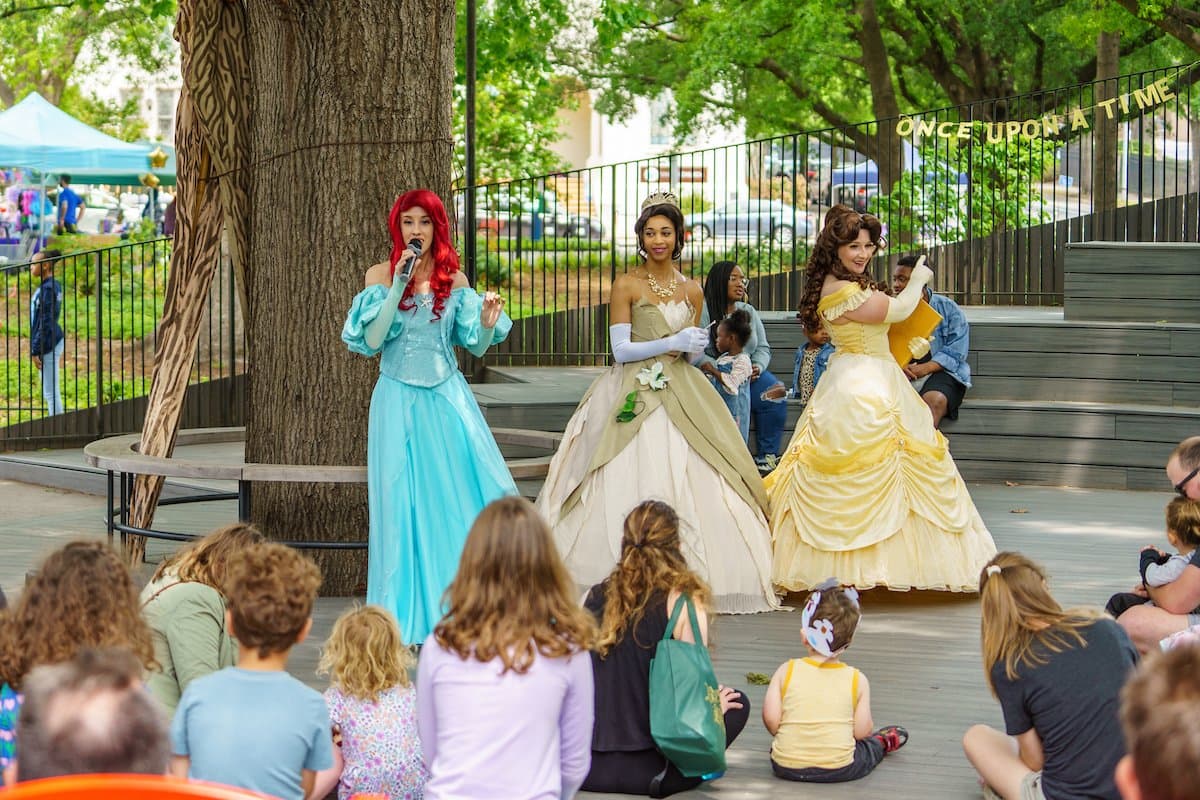 <b>Evento</b>: Beyond the Book Children's Book & Art Festival
<br>
<b>Fecha</b>: 16 de marzo
<br>
<b>Lugar</b>: Fred Fletcher Park. 835 Washington St. Raleigh, NC
<br>
<b>Sitio web</b>: 
<a href="https://raleighnc.gov/parks/news/beyond-book-childrens-book-art-festival">https://raleighnc.gov/parks/news/beyond-book-childrens-book-art-festival</a> 
<br>
<br>Será una celebración familiar gratuita al aire libre de comunidad, creatividad y narración de historias. Descubre talleres de autores e ilustradores, espectáculos interactivos, instalaciones artísticas colaborativas, artesanías, vendedores talentosos, comida artesanal y entretenimiento.