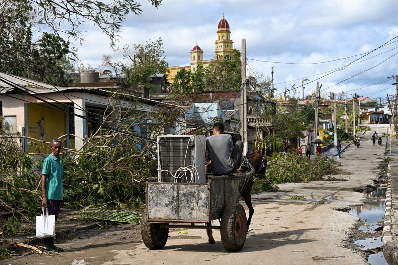 <b>Cuba</b>
<br>Residentes recuperan sus pertenencias tras el paso del huracán Melissa en El Cobre, provincia de Santiago de Cuba, Cuba, el 30 de octubre de 2025.