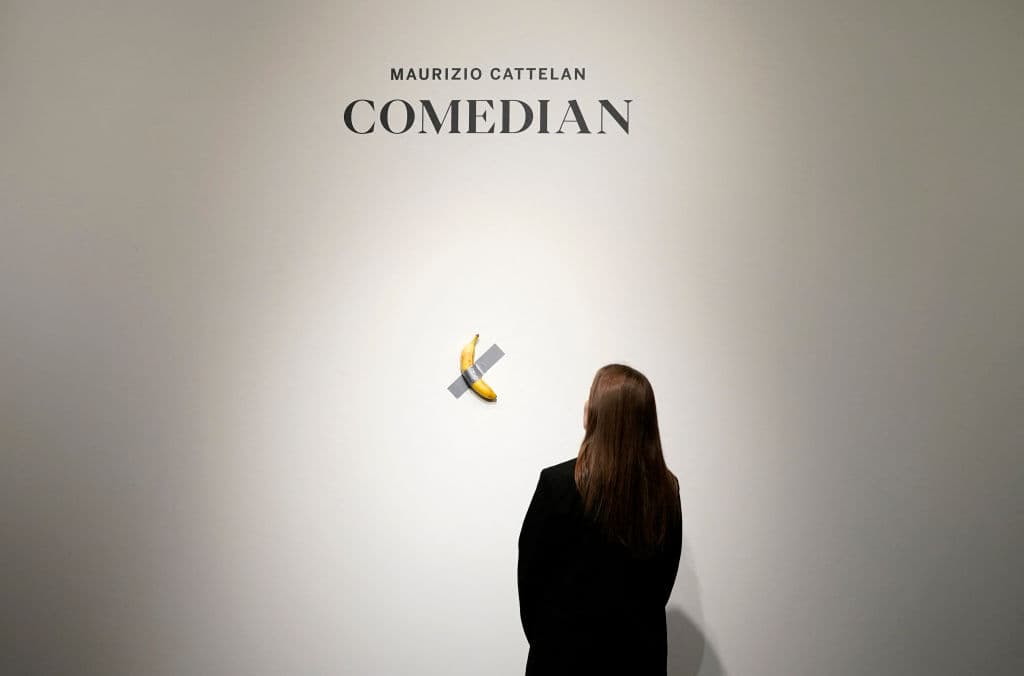 La obra, creada por el artista italiano Maurizio Cattelan, generó controversia internacional en 2019 cuando el artista David Datuna se comió el plátano durante su exhibición en Miami, forzando a los organizadores a retirar temporalmente la pieza.