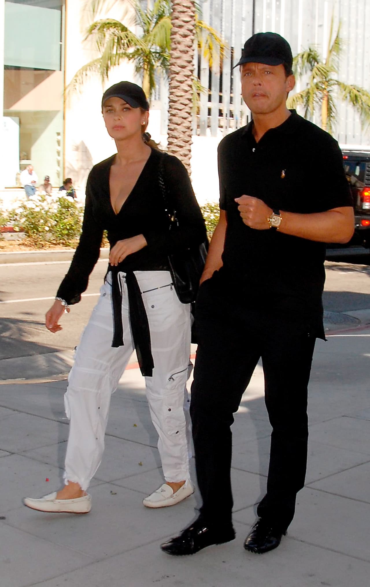 Pese a esa ausencia, Daniel y Miguel han demostrado tener aún presente a su padre. El 17 de junio de 2017 Arámbula compartió en Instagram el detalle que los niños le hicieron al cantante. 
<br>