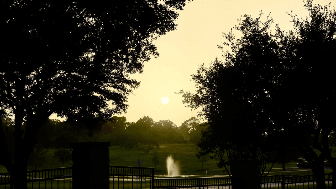 Y horas más tempranas, también hizo que el cielo del Metroplex tuviera un efecto sepia. Las meteorólogas de Noticias23 ya habían anticipado colores inusuales por la presencia del polvo.
<br>
<br>📍 Irving, Texas