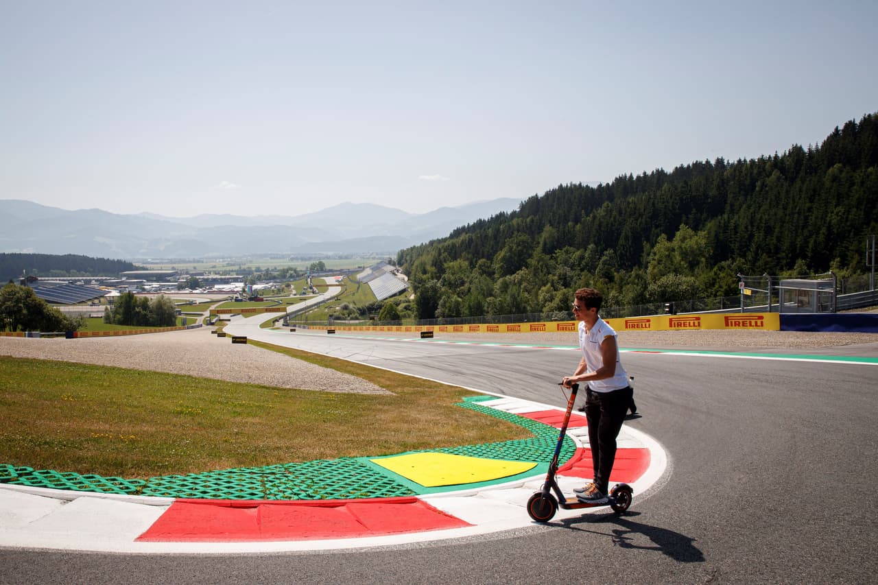 La pasión desde los pits, la alegría de los pilotos como el mexicano Sergio Pérez y el colorido tradicional hacen parte de la previa del Gran Premio de Austria de la Fórmula 1.