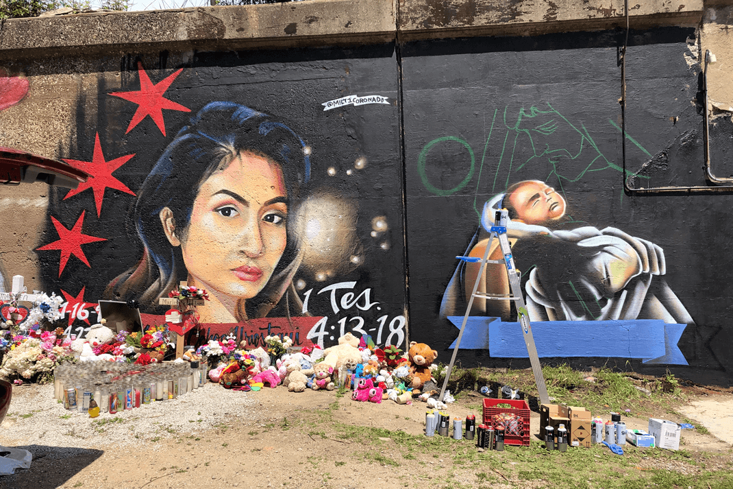 En el barrio de Pilsen, se puede ver este mural, donde quedó inmortalizada la joven Marlen Ochoa-Urióstegui y su bebé Jovanny Jadiel López.
