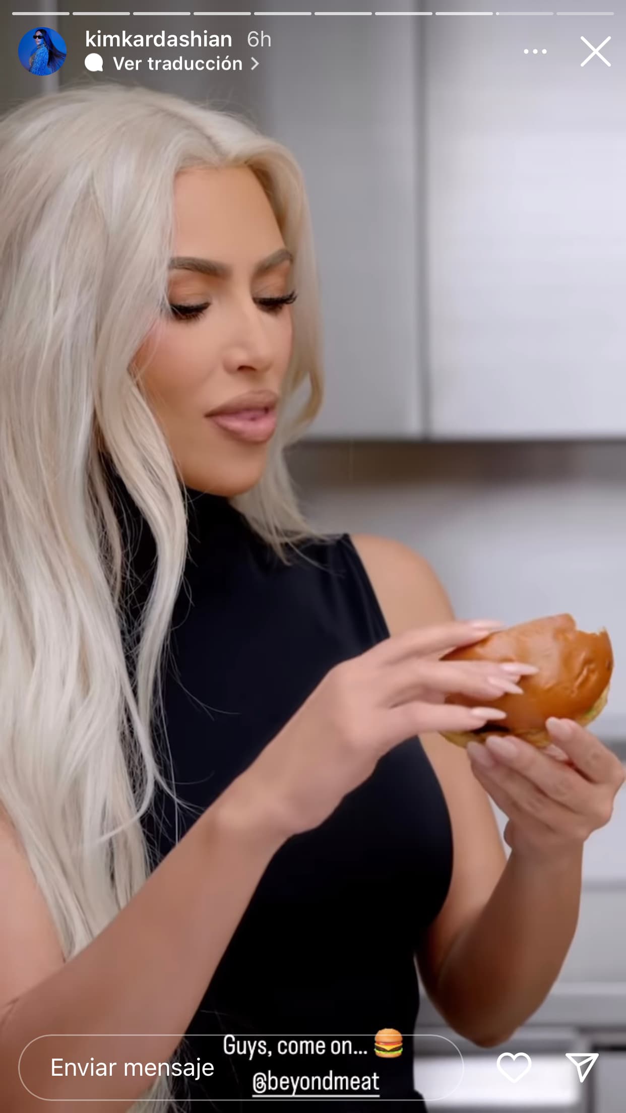 A diferencia de lo que se vio en el lanzamiento de la campaña, esta vez sí es notable un mordisco en la pieza. 
<br>