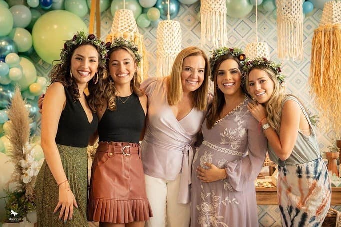 "Por ELLAS y para ELLAS! 💕 En mi casa siempre he estado rodeada de mujeres valientes, trabajadoras y a quienes admiro profundamente", señaló por su parte Andrea Chediak.