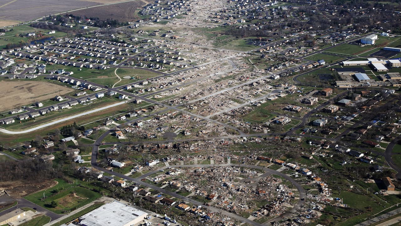 <b>5. Los tornados de noviembre de 2013:</b> Durante el 2013, la región compuesta por Illinois, Missouri, Kentucky, Tennessee, Indiana, Michigan y Ohio, tuvieron 70 
<a href="https://www.weather.gov/lot/17nov2013" target="_blank">tornados</a>, de los cuáles 55 ocurrieron en Illinois e Indiana. 25 ocurrieron en Illinois, de los cuáles tuvo dos categoría EF-4, cuyos vientos oscilan entre las 207 y 260 millas por hora.