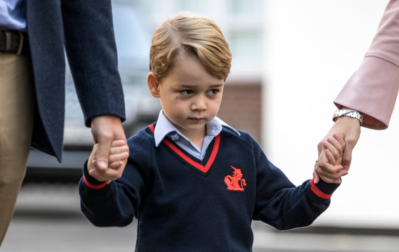 El Príncipe George, de cuatro años de edad, va a su primer día de escuela poco después de la noticia de que sus papás tendrán un nuevo bebé.