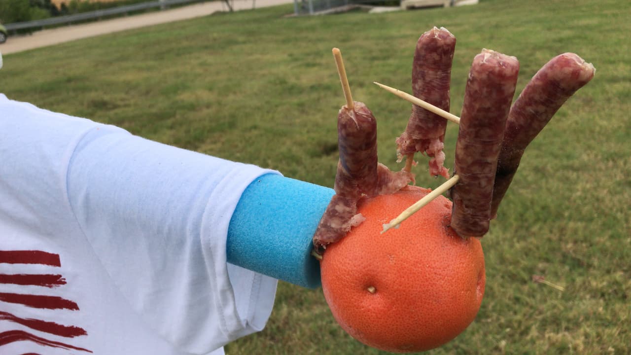 Este maniquí muestra lo que puede suceder al utlizar fuegos artificiales.