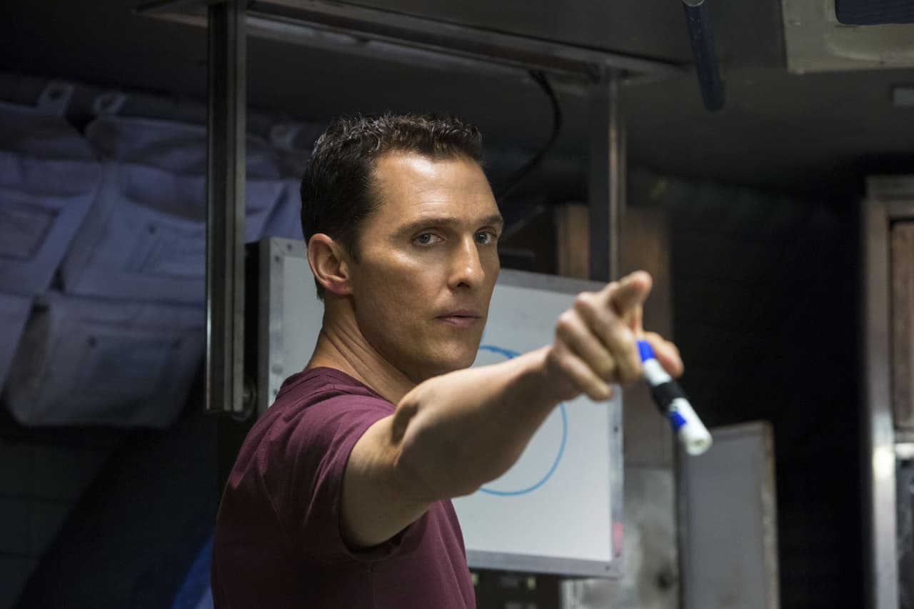 Cooper se sacrifica al volar a un agujero negro para salvar a la doctora Amelia (Anne Hathaway) y que llegue a único planeta en donde puede reestablecer a la raza humana, pero dentro de este hoyo negro Cooper se encuentra con un teseracto, una representación gráfica de la quinta dimensión, que le permite interactuar con el tiempo y espacio y mandar a su hija la solución para que los habitantes de la tierra viajen por el espacio y lleguen al nuevo planeta. Al final, Cooper llega años después a la estación espacial con su hija ya de casi 100 años, por lo que se despiden y viaja para reencontrarse con Amelia, que debido a la diferencia de tiempo no ha pasado tantos años en soledad varada en el planeta.