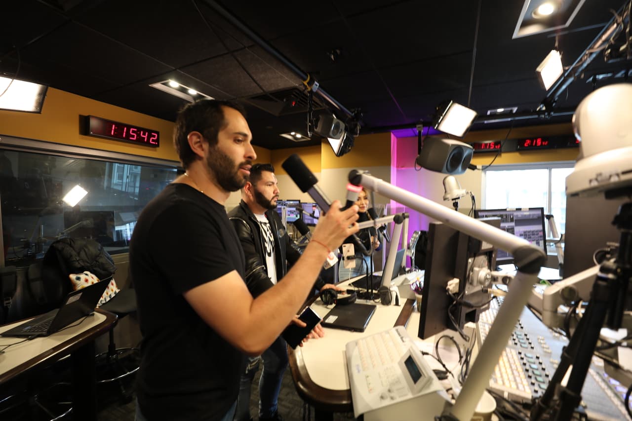 La primera reacción del trío de locutores fue tan genuina, que hasta se vieron y escucharon muy molestos por su salida, sin siquiera despedirse.