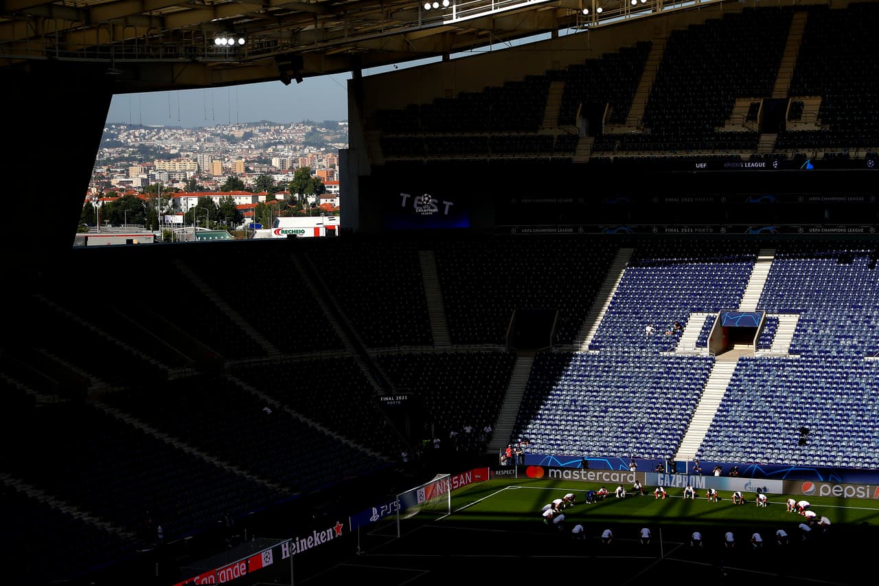 Último entrenamiento y listos… Chelsea y Manchester City reconocieron la cancha del Do Dragao y están listos para la Final de la UEFA Champions League que disputarán este sábado en Porto.