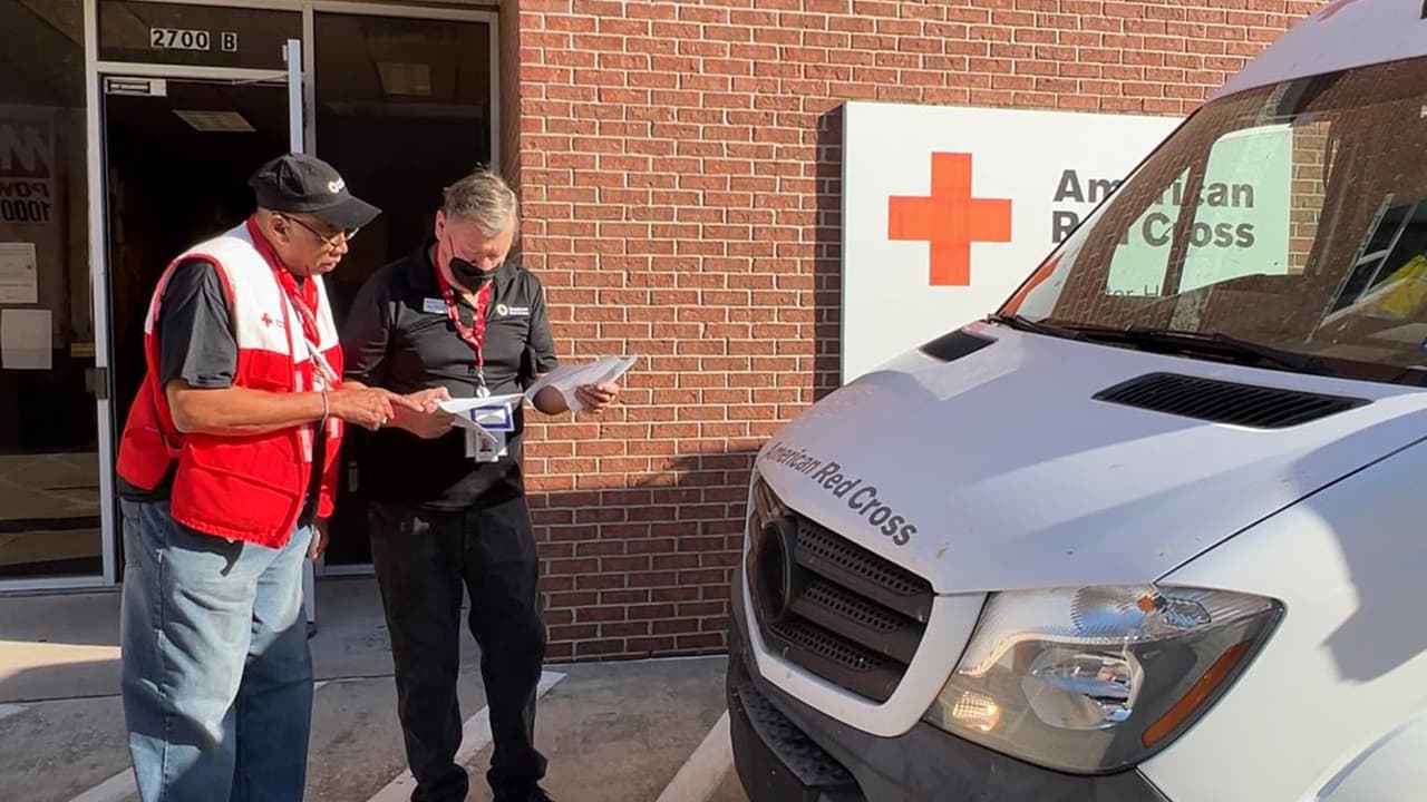 Los voluntarios salieron desde Houston hacia la Florida Central este jueves por la mañana.