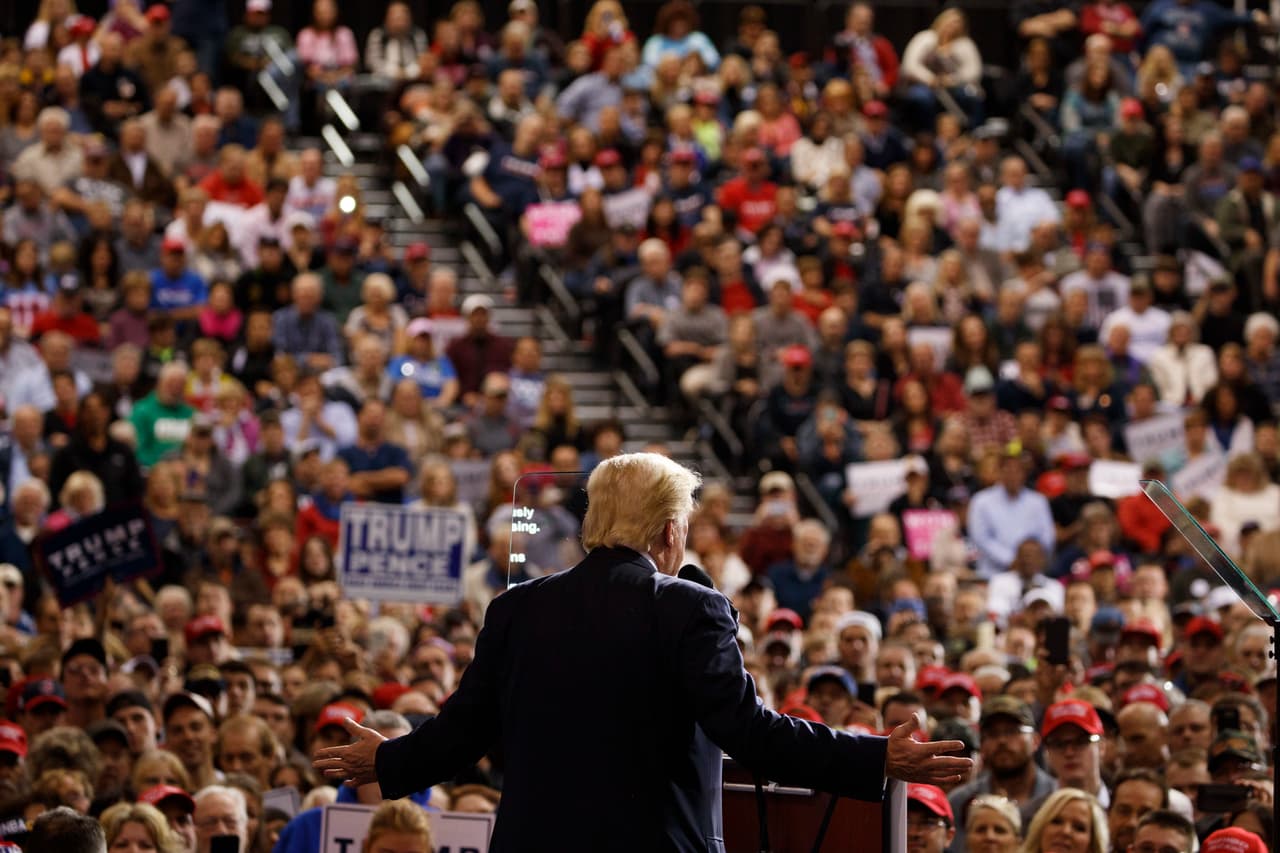 Donald Trump hace campaña en el estado clave de Ohio donde lo acusan de "supresión de voto".