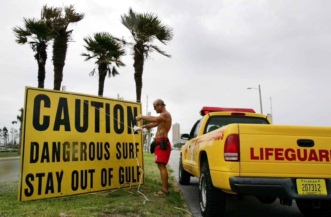 Sobre los requisitos, deberá:
<br>
<br>
<b>1. Nadar 500 metros en menos de 10 minutos. </b>
<br>2. Debe haber completado la solicitud.
<br>3. Pasar la investigación de antecedentes/drogas.
<br>4. Pasar el examen físico.
